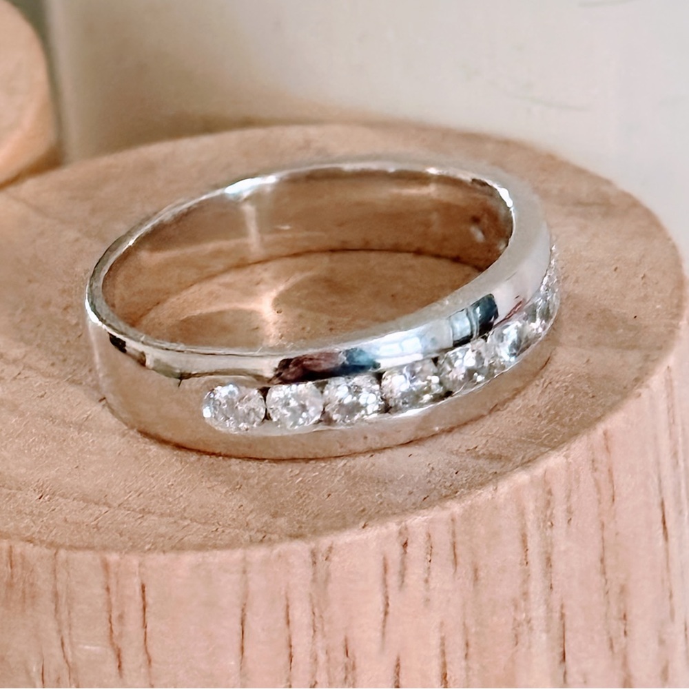 Platinum Band with 7 VS diamonds, channel set, colour E-F, size 7.5